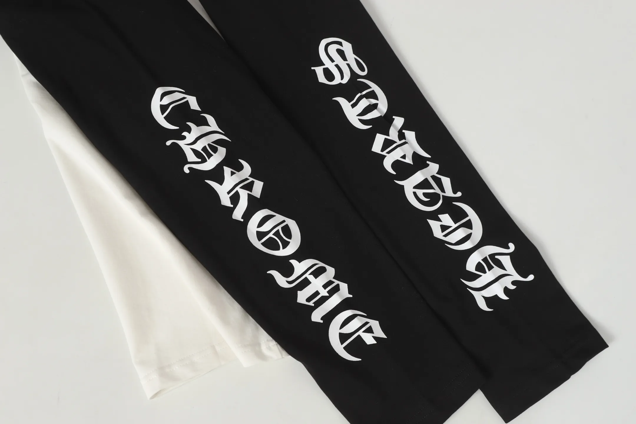 P150 cross-border model. Those who pursue quality, please do not place an order. -Chrome Hearts/Chrome Hearts 23ss Sanskrit printed popular long-sleeved T-shirt -High weight, high density and high quality. The wool is soft, delicate and skin-friendly. It feels soft and silky. It has excellent warmth and skin-friendly properties.